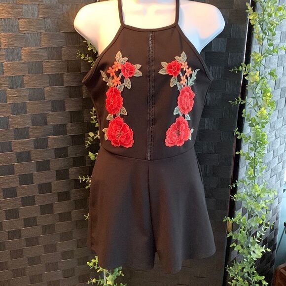 Windsor Size Medium spaghetti strap romper with embroidery/lace detail - Picture 2 of 14